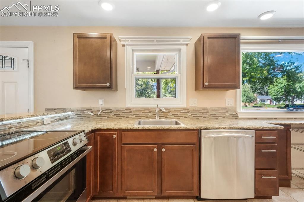 Image 13 of 50: Kitchen