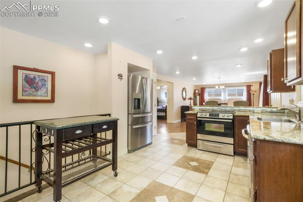 Image 14 of 50: Kitchen