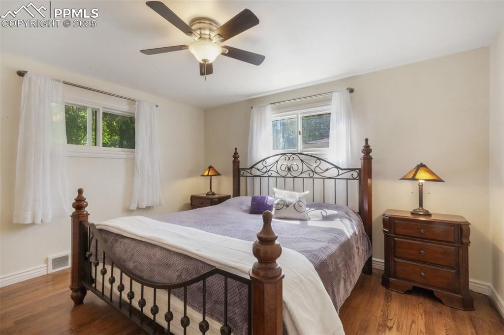 Image 16 of 50: Bedroom