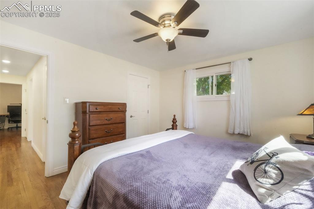 Image 17 of 50: Bedroom