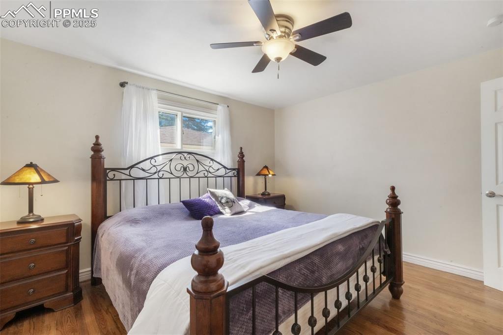 Image 18 of 50: Bedroom