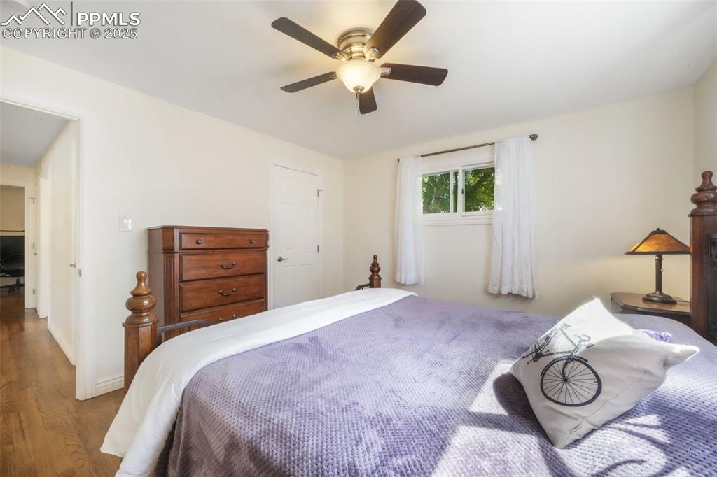 Image 19 of 50: Bedroom