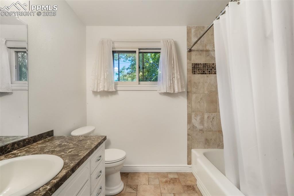 Image 20 of 50: Bathroom