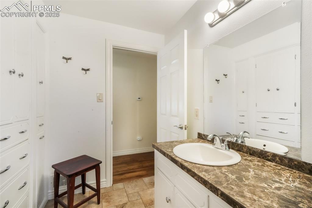 Image 21 of 50: Bathroom