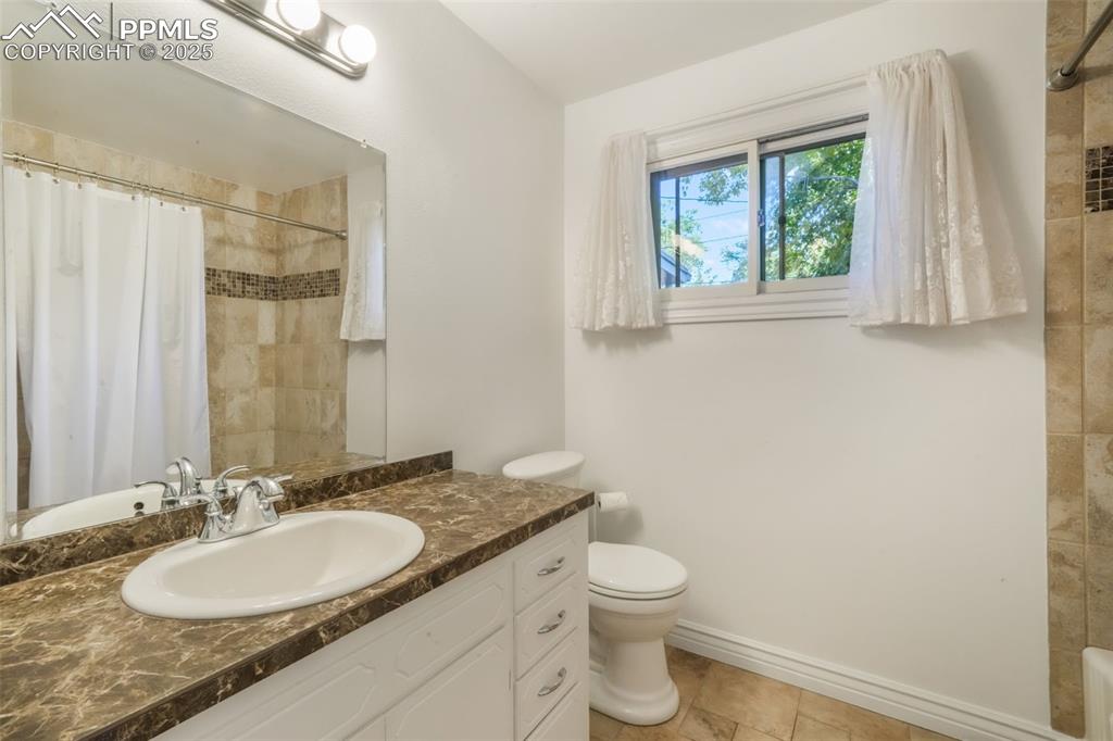 Image 22 of 50: Bathroom