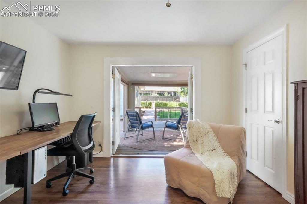 Image 24 of 50: Office