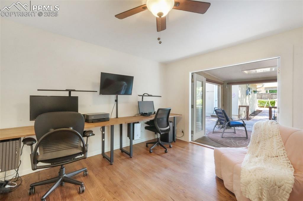 Image 25 of 50: Office