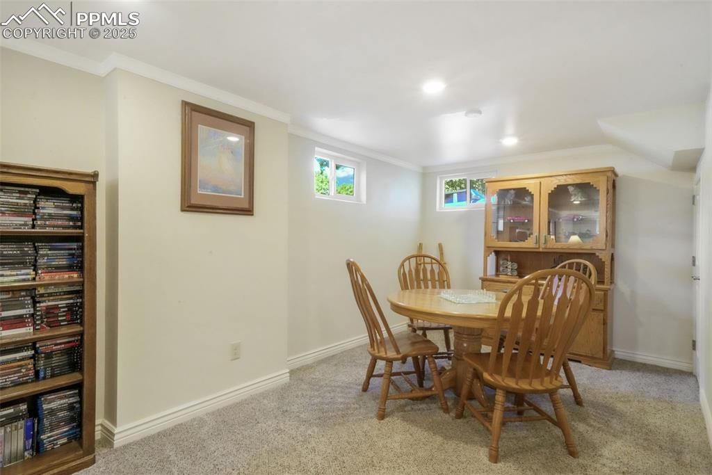 Image 30 of 50: Dining Area