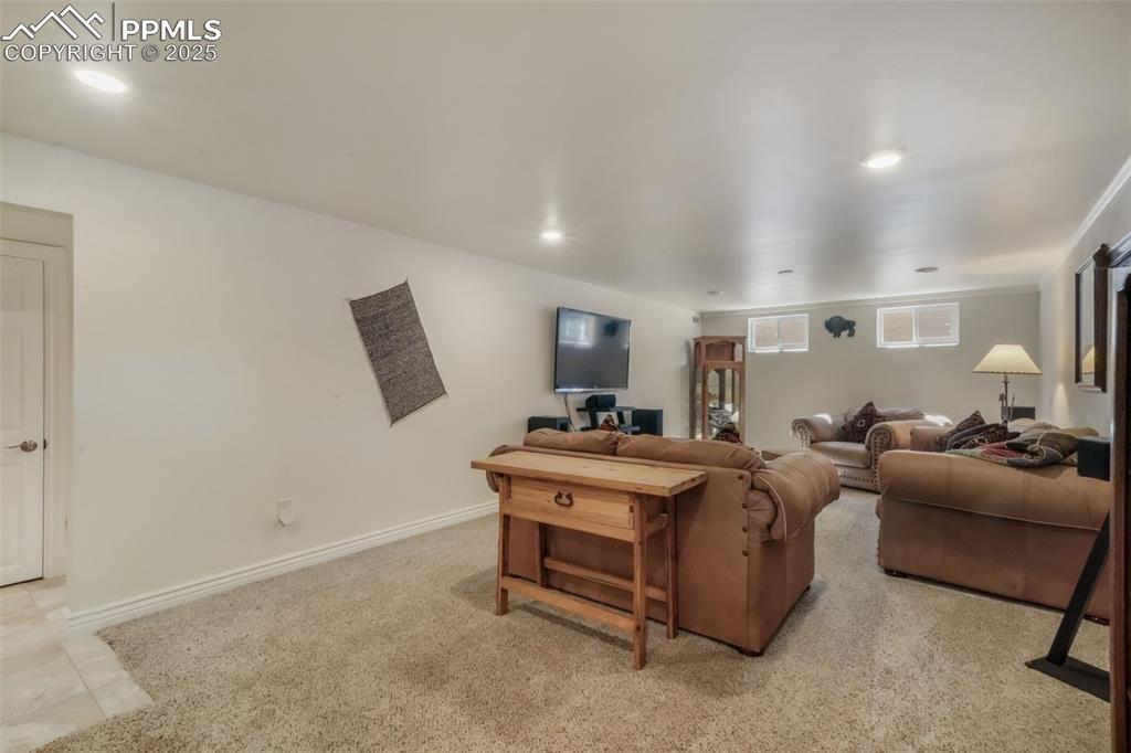 Image 31 of 50: Living Room