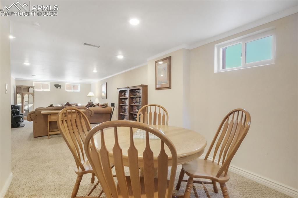 Image 32 of 50: Dining Area