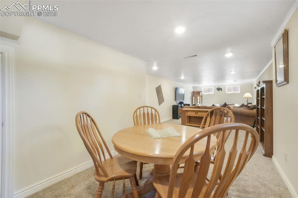 Image 33 of 50: Dining Area