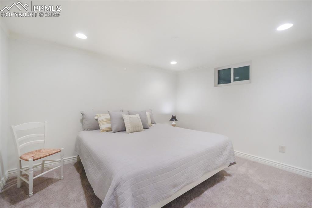 Image 35 of 50: Bedroom