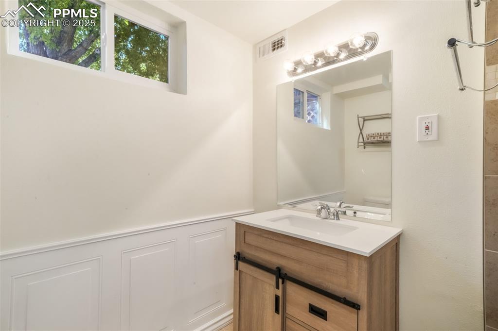 Image 41 of 50: Bathroom