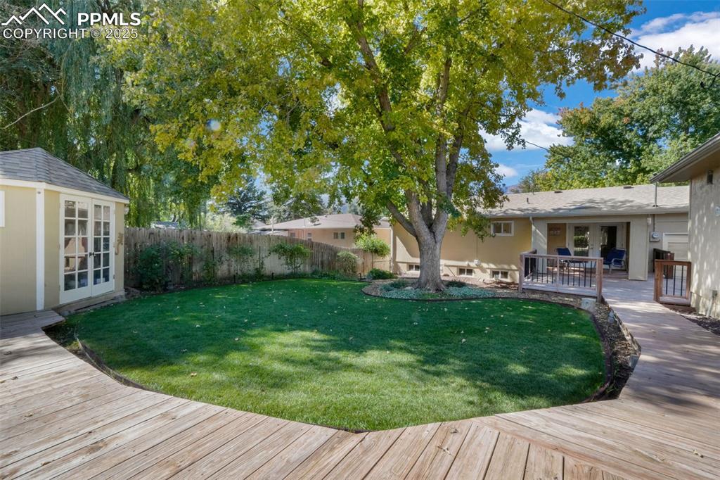 Image 43 of 50: Yard