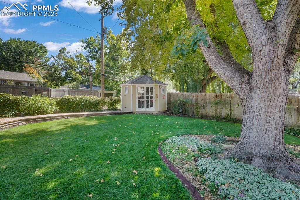 Image 44 of 50: Yard