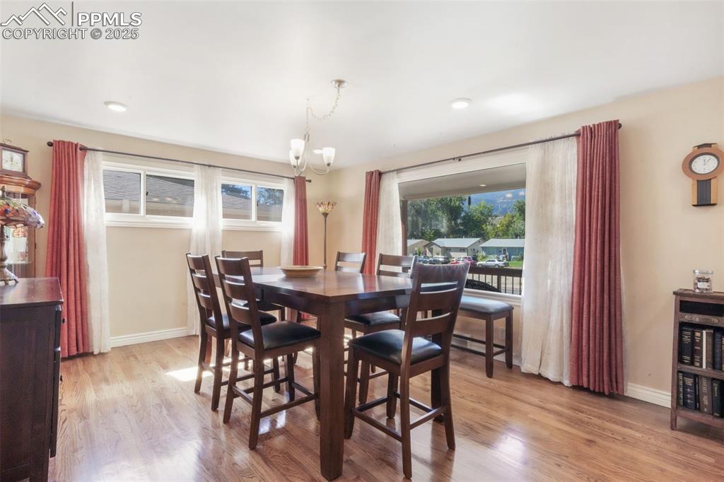 Image 5 of 50: Dining Area