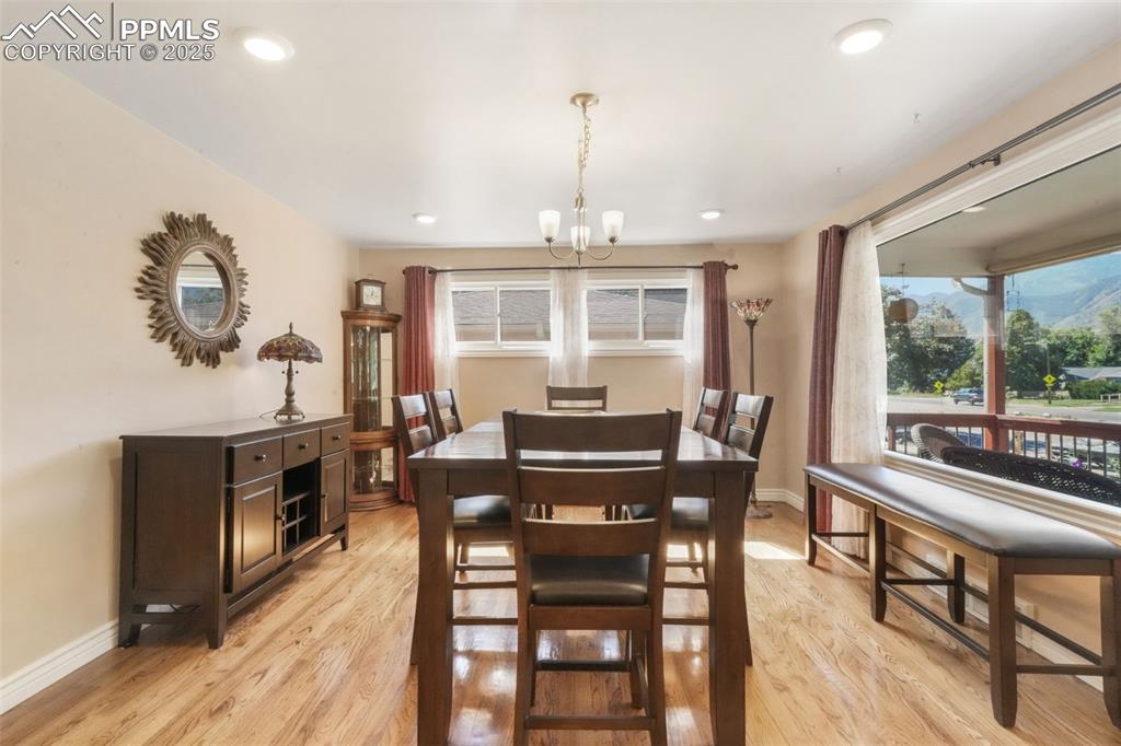 Image 7 of 50: Dining Area