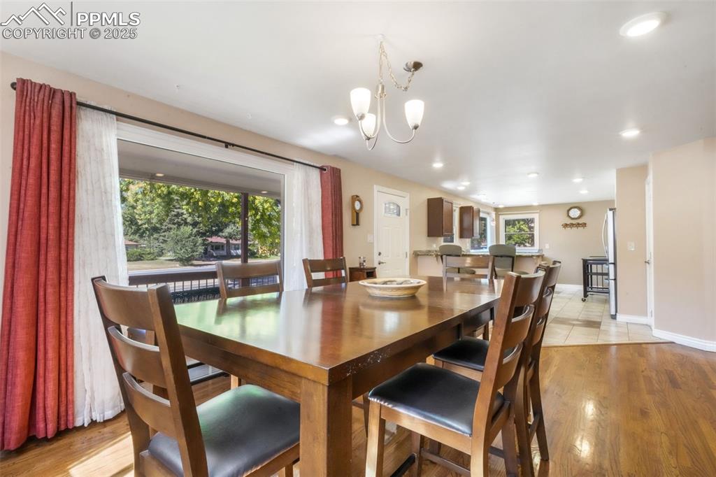 Image 8 of 50: Dining Area