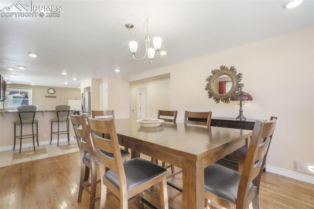 Image 9 of 50: Dining Area