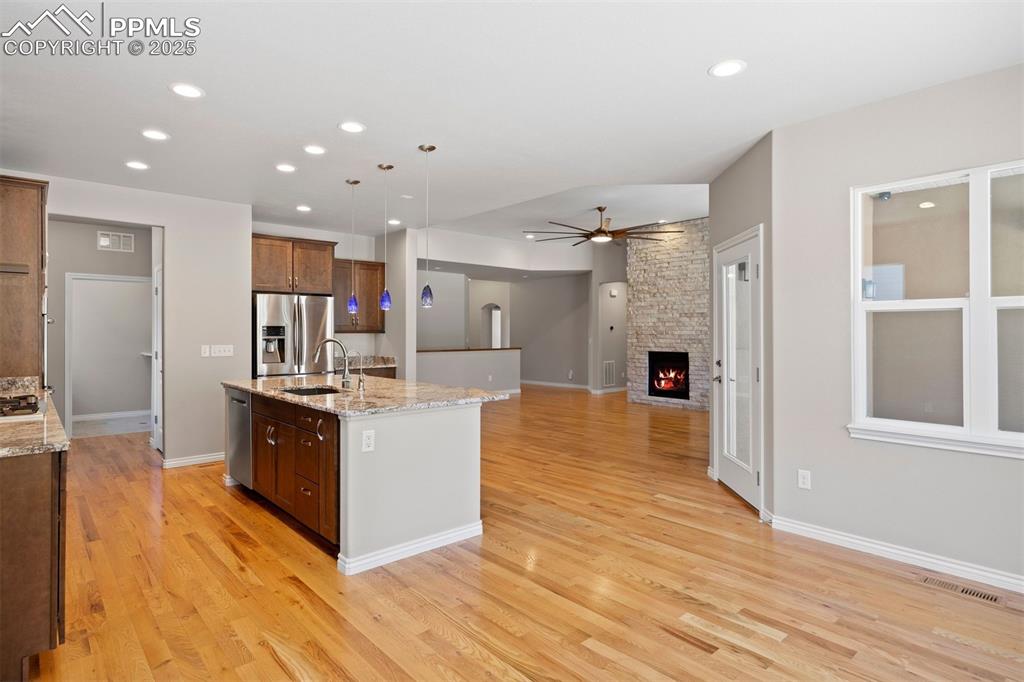 Image 15 of 50: Kitchen