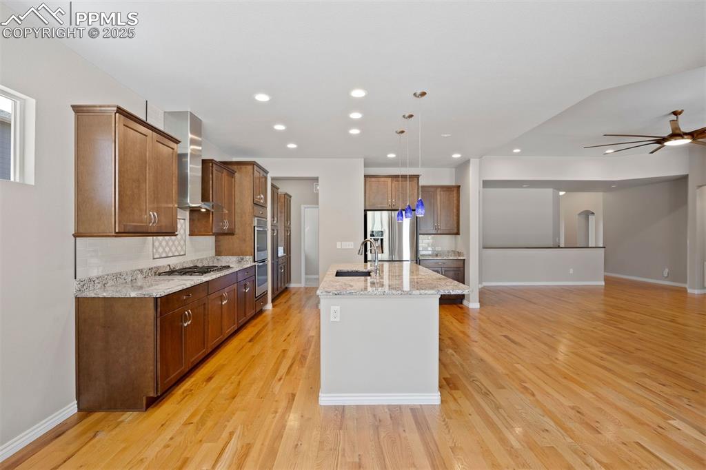 Image 16 of 50: Kitchen