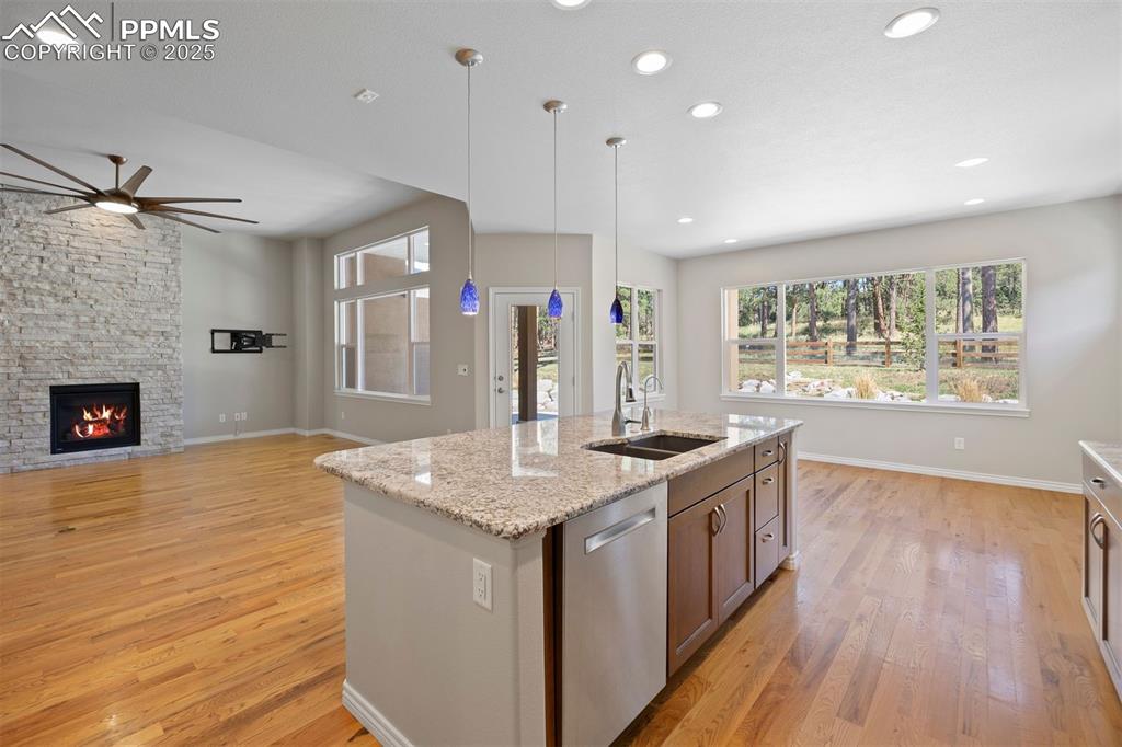 Image 17 of 50: Kitchen