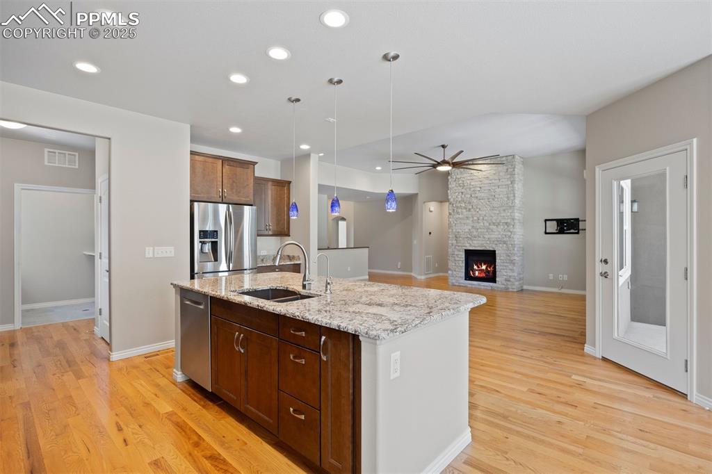 Image 18 of 50: Kitchen