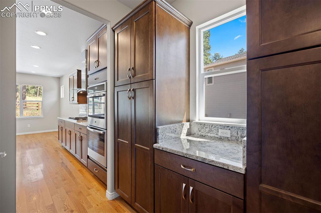 Image 19 of 50: Butlers pantry