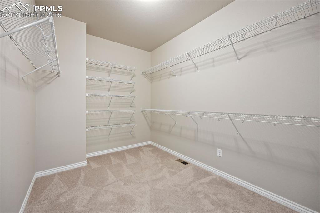 Image 33 of 50: Closet