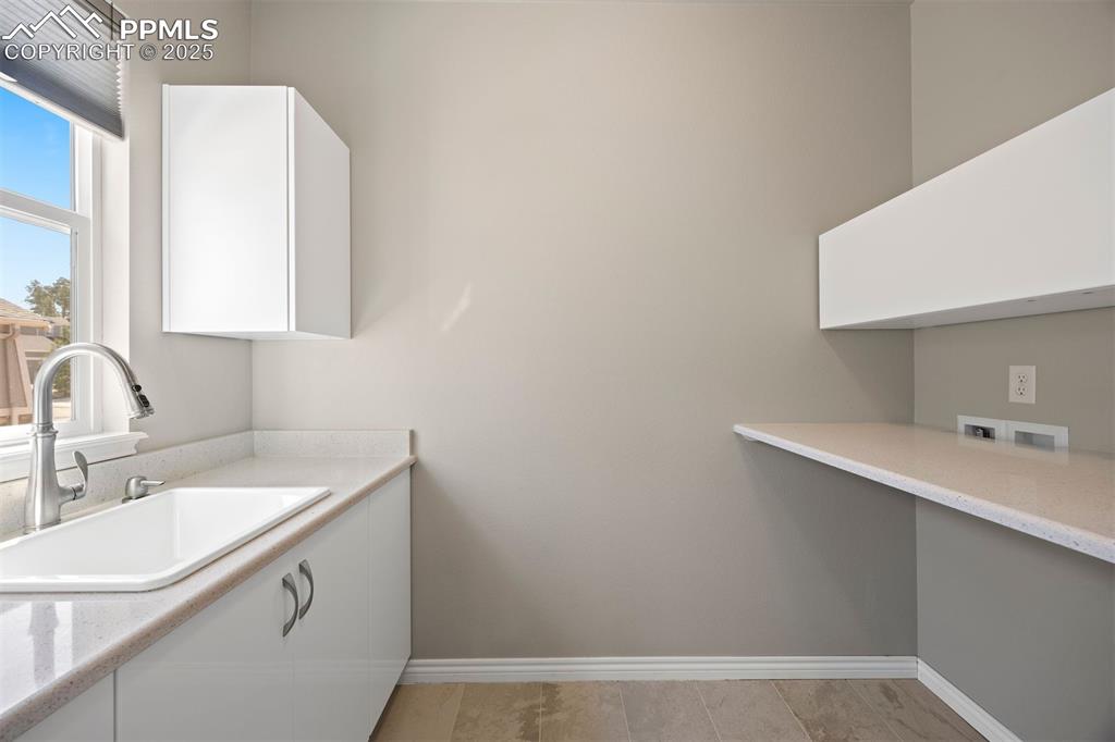 Image 36 of 50: Laundry