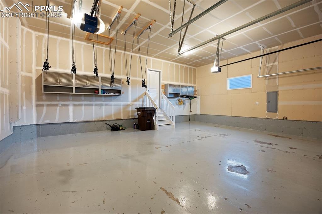 Image 42 of 50: Garage