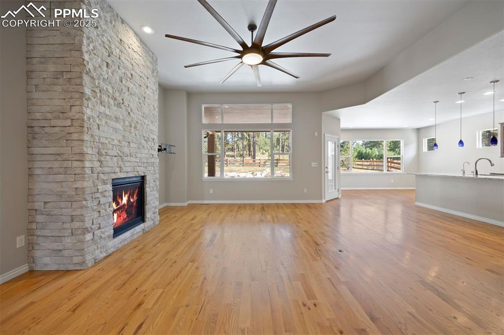 Image 5 of 50: Living Room