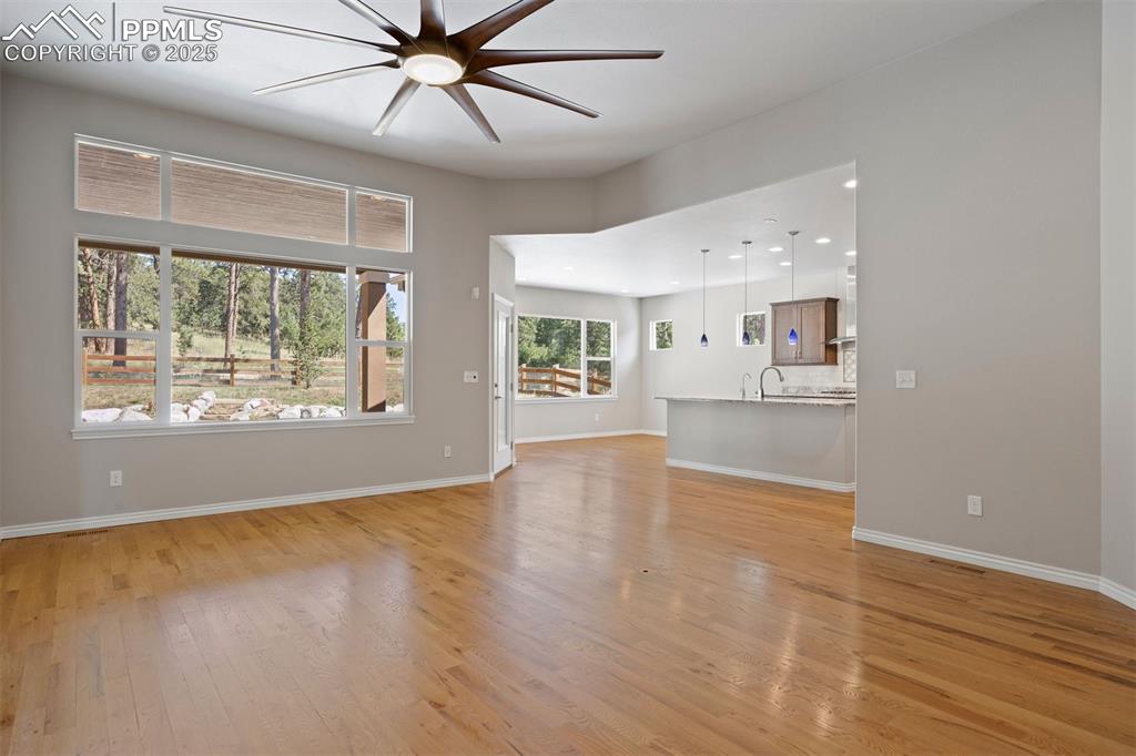 Image 7 of 50: Living Room