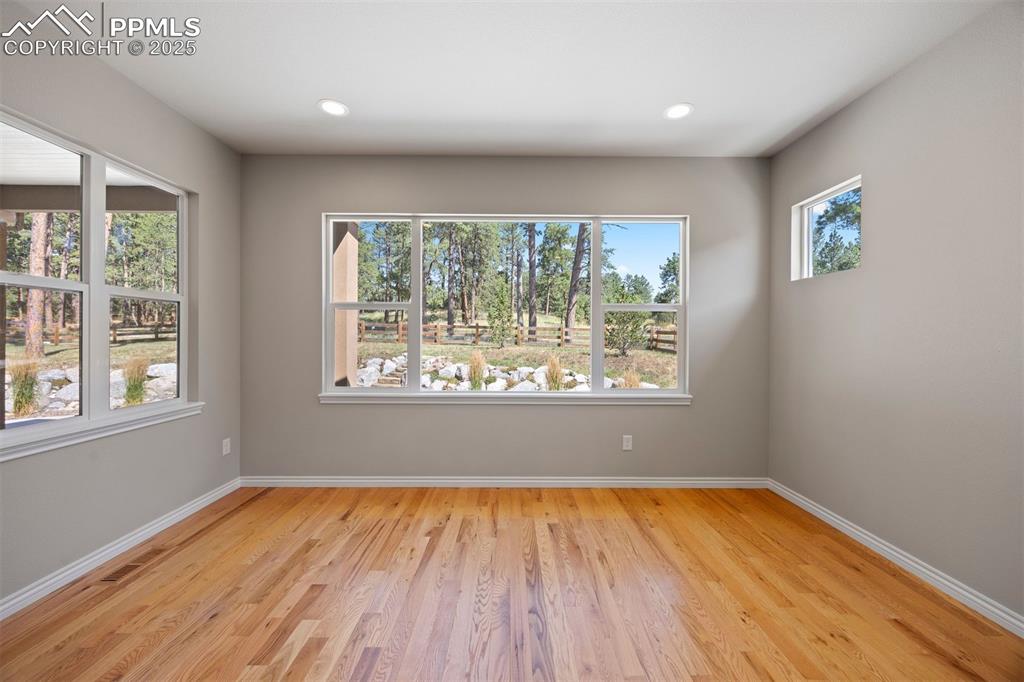 Image 9 of 50: Dining Area