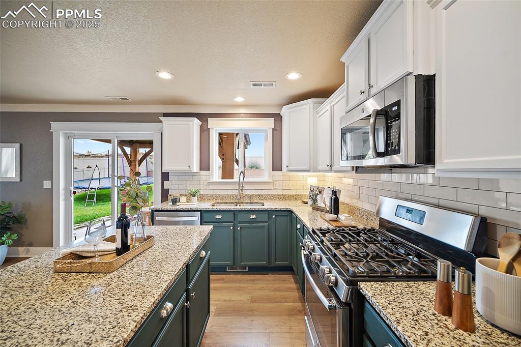 Image 12 of 45: Kitchen