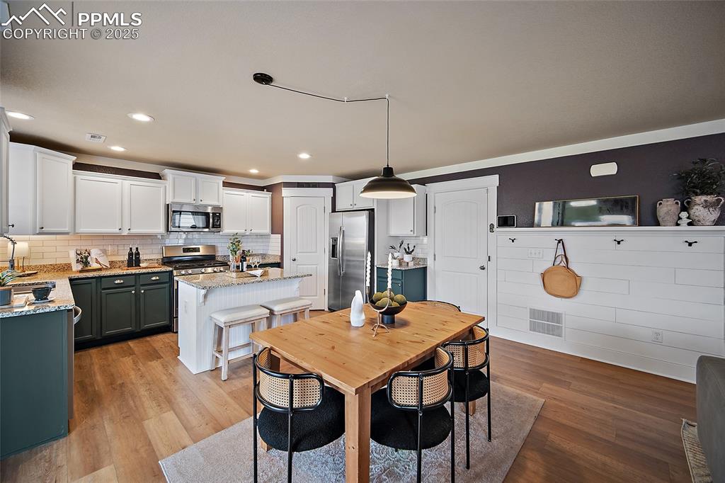 Image 14 of 45: Dining Area