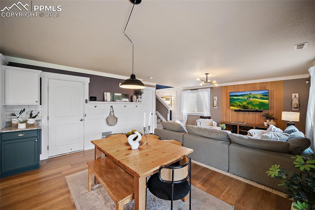 Image 15 of 45: Dining Area