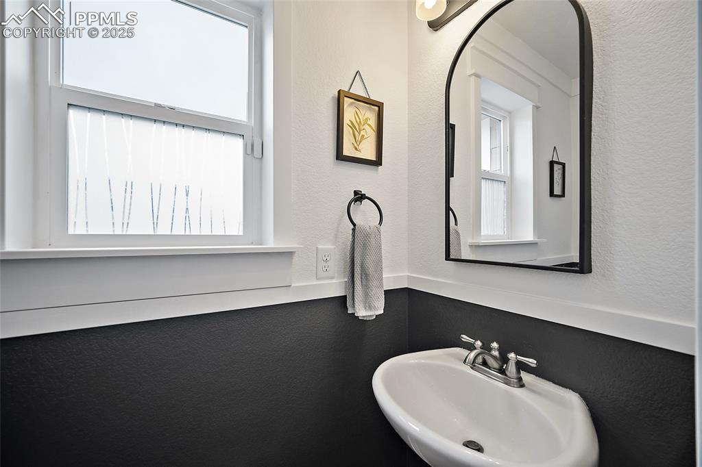 Image 16 of 45: Bathroom