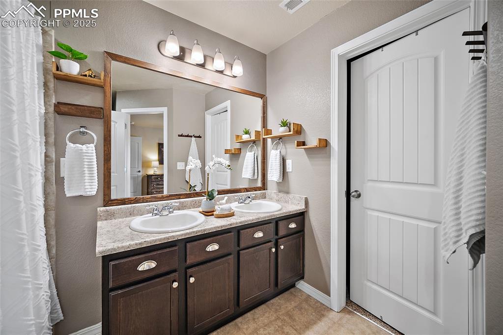 Image 21 of 45: Bathroom