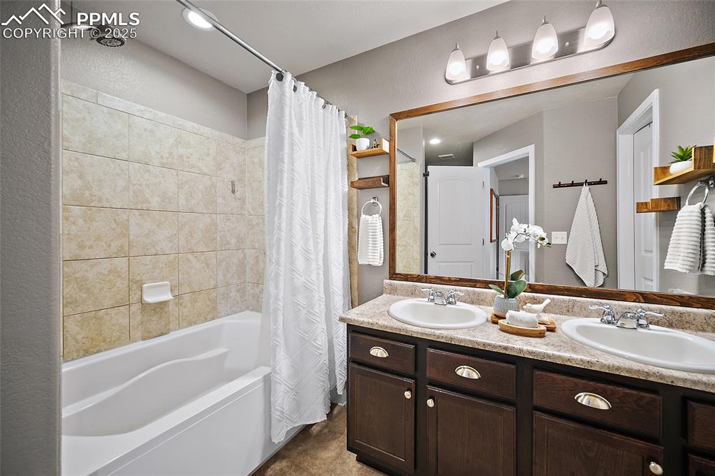 Image 22 of 45: Bathroom