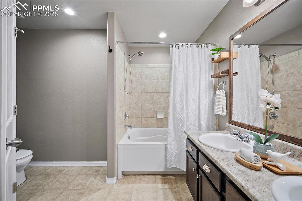 Image 23 of 45: Bathroom