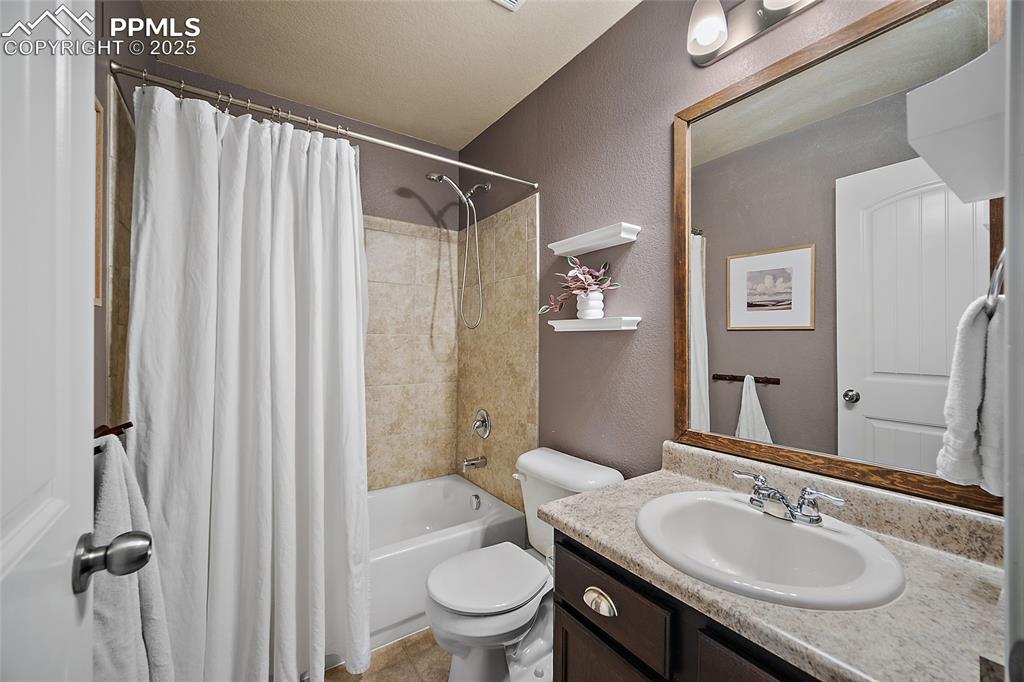 Image 29 of 45: Bathroom