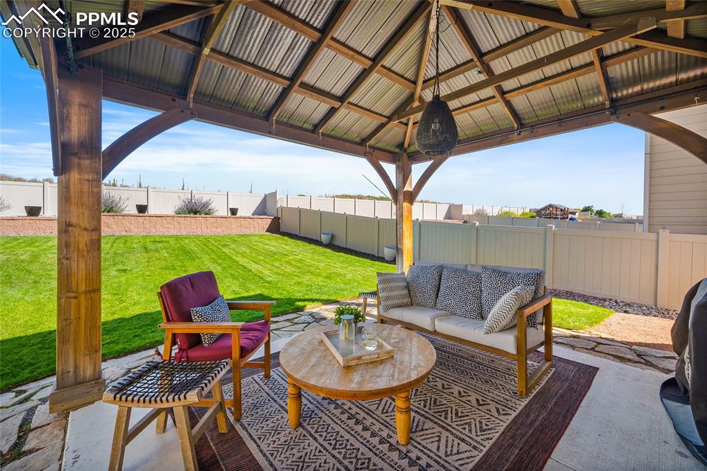 Image 32 of 45: Patio