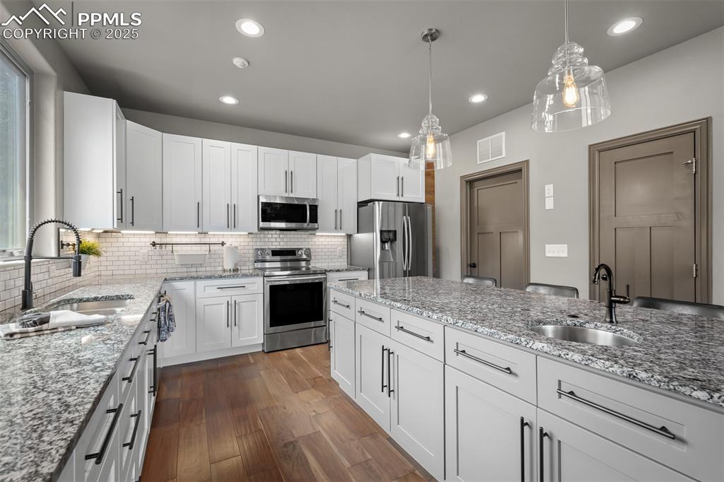 Image 17 of 44: Kitchen