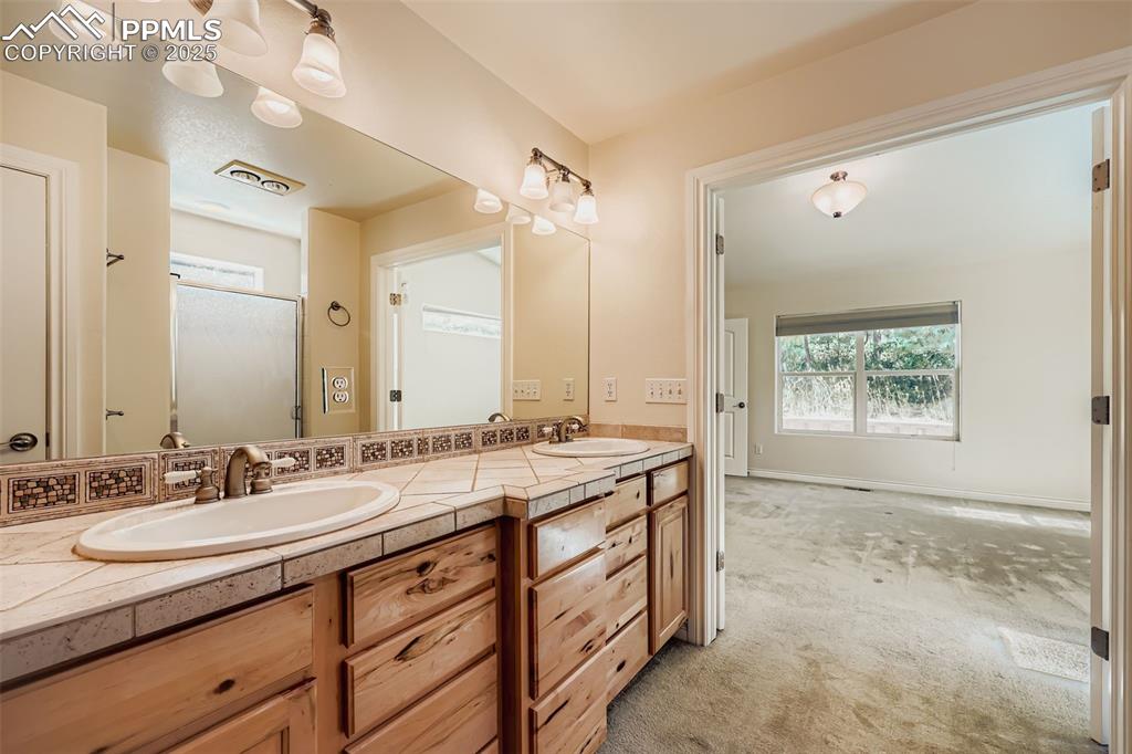 Image 14 of 28: Bathroom