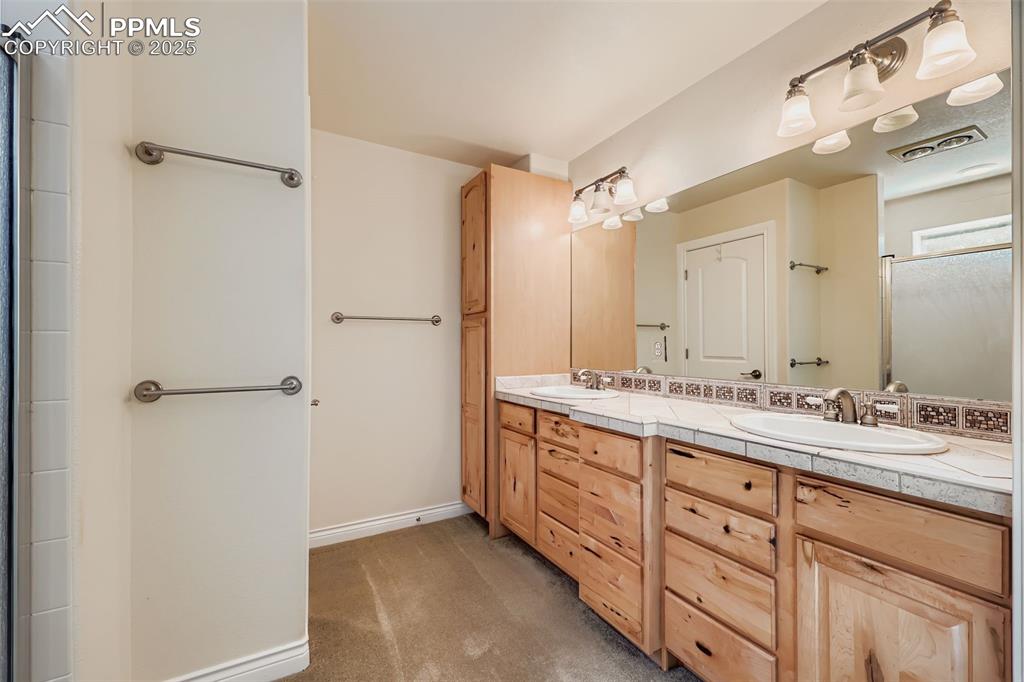 Image 15 of 28: Bathroom
