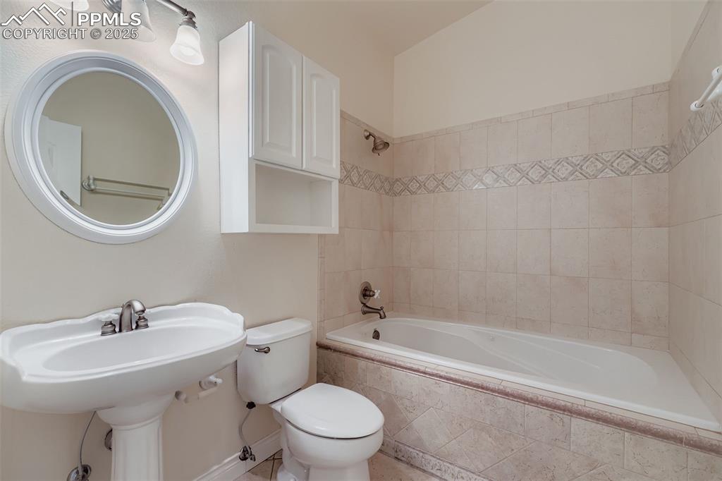 Image 17 of 28: Bathroom