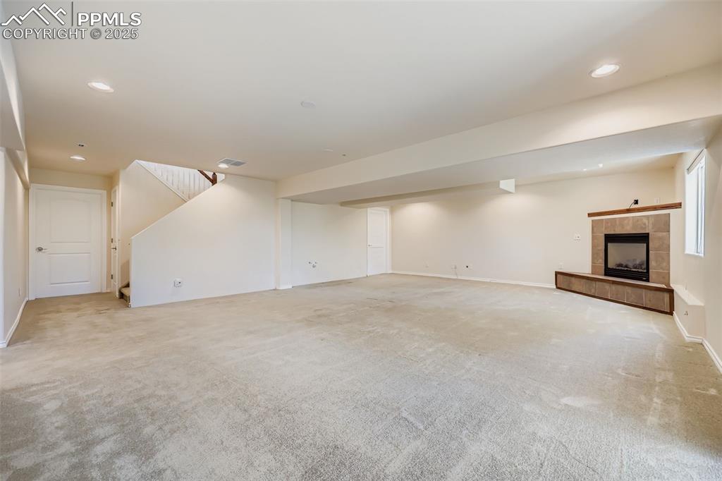 Image 19 of 28: Living Room