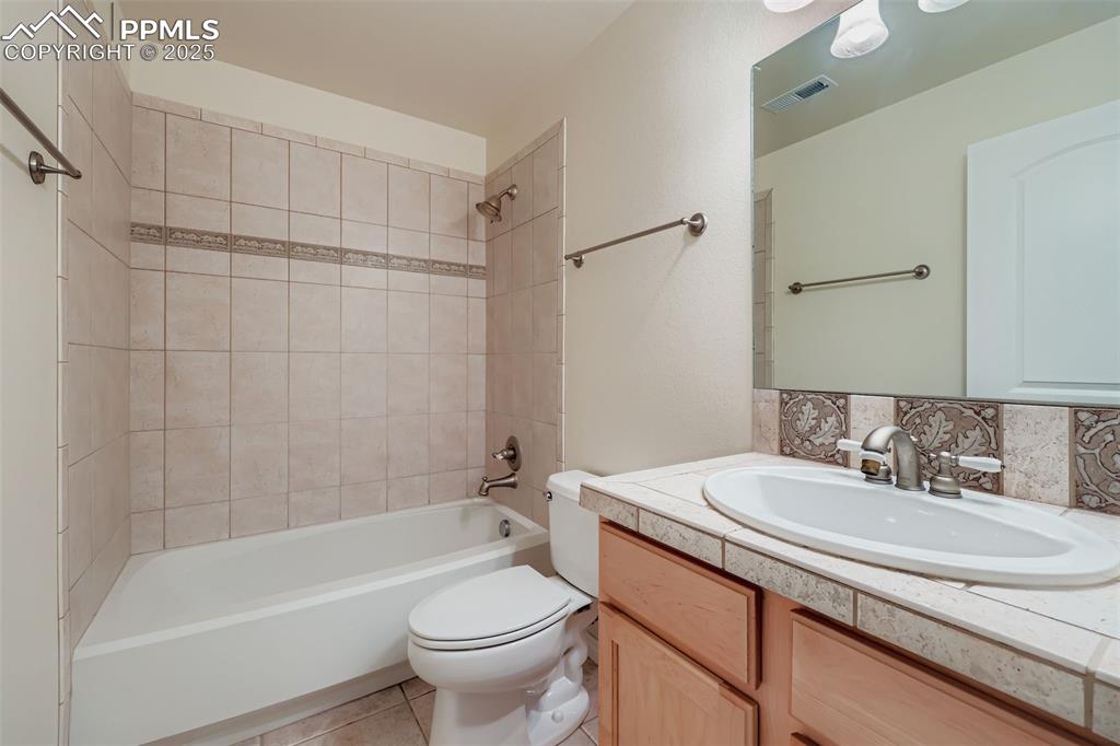 Image 24 of 28: Bathroom
