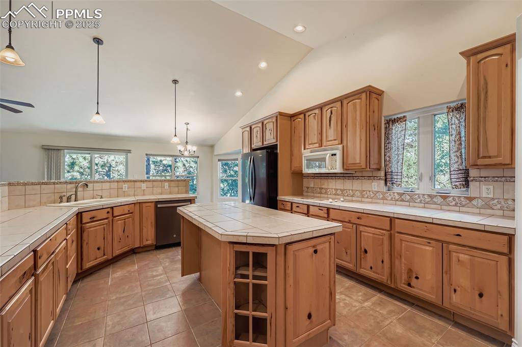 Image 5 of 28: Kitchen